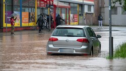 Dauerregen hat vor allem im Westen und Südwesten Deutschlands für steigende Wasserstände in Flüssen und zahlreiche Feuerwehreinsätze gesorgt. (Bild: APA/dpa/Harald Tittel)