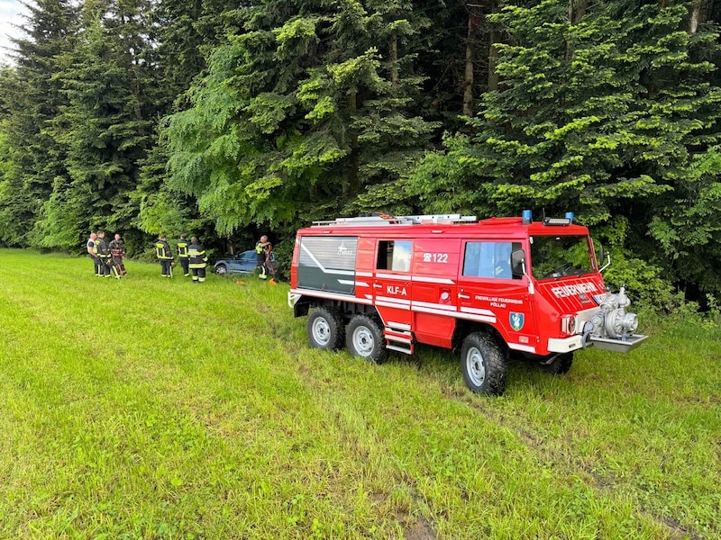 Das Auto musste in mühevoller Arbeit aus dem Wald gezogen werden. (Bild: FF Pöllau)