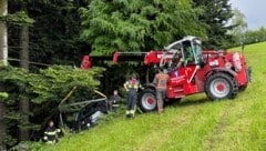 Bei der Bergung konnten nur Teleskoplader und Traktor helfen. (Bild: FF Pöllau)