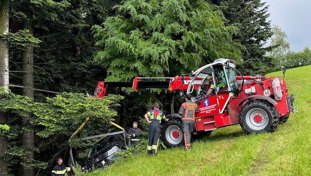 Bei der Bergung konnten nur Teleskoplader und Traktor helfen. (Bild: FF Pöllau)