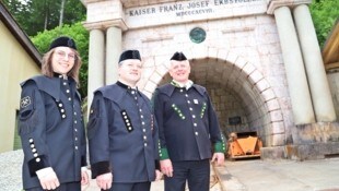 Knappen der Salinen Austria vor dem Erbstollen in Ischl: Petra Diendorfer, Michael Lanthaler (Mitte); Artur Höllwerth. (Bild: Hörmandinger Reinhard)