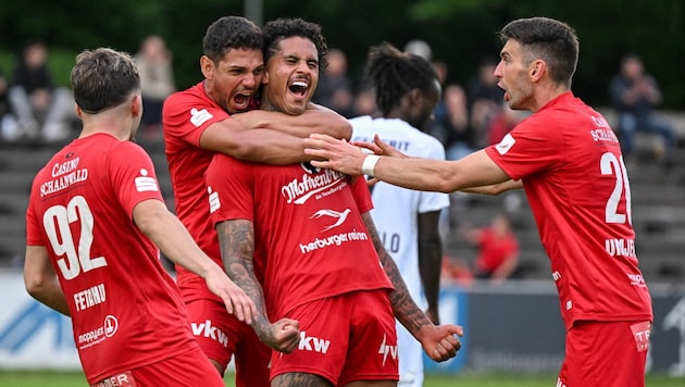 Ramon Tanque (Mitte) traf doppelt beim 3:1 gegen St. Pölten und hatte sichtlich große Freude. (Bild: GEPA pictures)