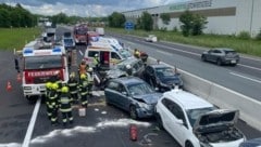 Szenen des Chaos am Freitagnachmittag auf der A2 (Bild: FF Bad Waltersdorf)