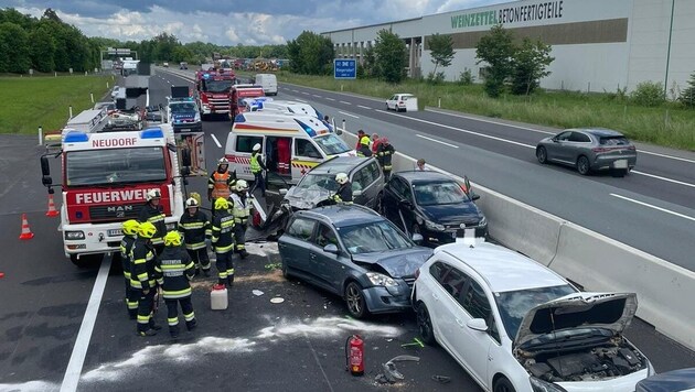 Szenen des Chaos am Freitagnachmittag auf der A2 (Bild: FF Bad Waltersdorf)