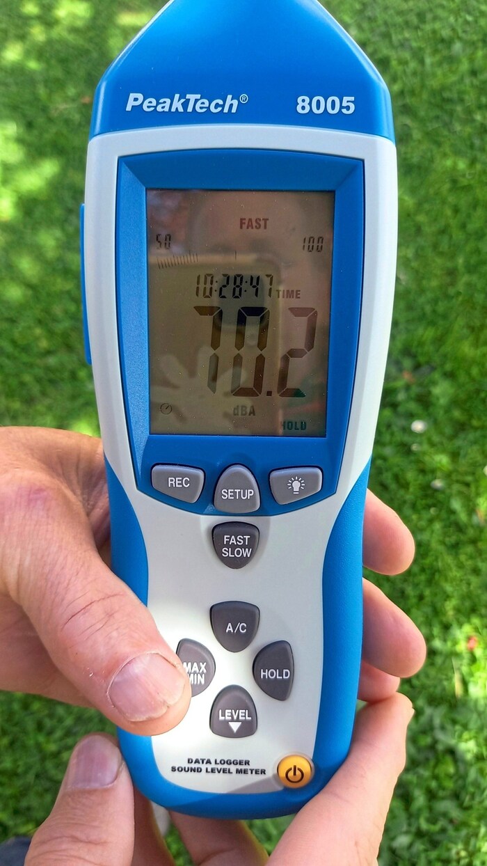 Lärmmessung von 70 Dezibel im privaten Garten.