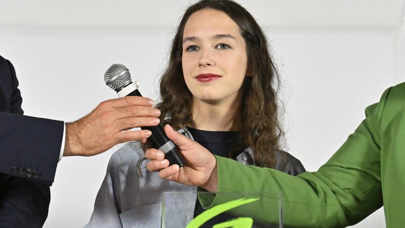 A vádak a zöldek vezető uniós választási jelöltje, Lena Schilling ellen a közvélemény-kutatási arányai zuhanásszerű zuhanását okozták. Az OGM aktuális bizalmi indexében példátlanul nagy mértékben, 33 ponttal zuhant, mínusz 50 pontra, amivel a bizalmi rangsorban az utolsó előtti helyre került. (Bild: APA/Hans Klaus Techt) A vádak a zöldek vezető uniós választási jelöltje, Lena Schilling ellen a közvélemény-kutatási arányai zuhanásszerű zuhanását okozták. Az OGM aktuális bizalmi indexében példátlanul nagy mértékben, 33 ponttal zuhant, mínusz 50 pontra, amivel a bizalmi rangsorban az utolsó előtti helyre került. (Bild: APA/Hans Klaus Techt)