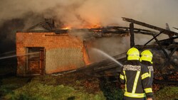 Fast der gesamte Stadel wurde ein Raub der Flammen  (Bild: laumat)