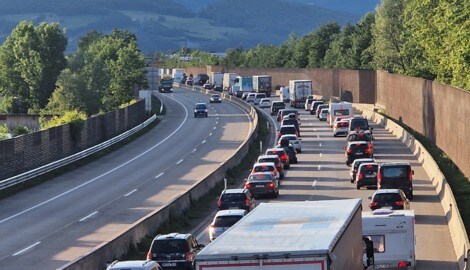 Auf der A10 in Salburg wurde der Verkehr bereits am Pfingstsamstag vor einer Baustelle ausgebremst – der Stau reichte bis zum Knoten Salzburg. (Bild: APA/BERNHARD NIEDERHAUSER)