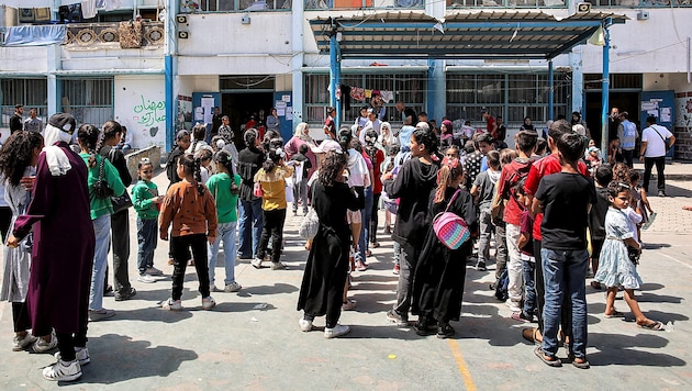 Palesztin gyerekek az UNRWA palesztin segélyszervezet által működtetett iskola előtt. (Bild: APA/AFP)