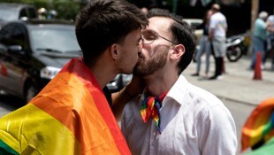 Gleichbehandlungsstellen und die SPÖ fordern mehr Schutz vor Diskriminierung, unter anderem für LGBTIQ-Personen (Symbolbild). (Bild: APA/AFP/Yuri CORTEZ)