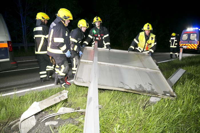 Die Feuerwehr kümmerte sich auch um das niedergemähte Verkehrsschild.