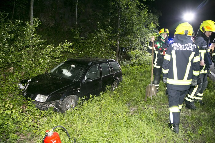 Der beschädigte Pkw wurde abgeschleppt. 