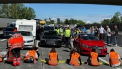 Mitten im Stau begannen sich die Aktivisten auf die Straße zu kleben. (Bild: Markus Tschepp/Krone KREATIV)