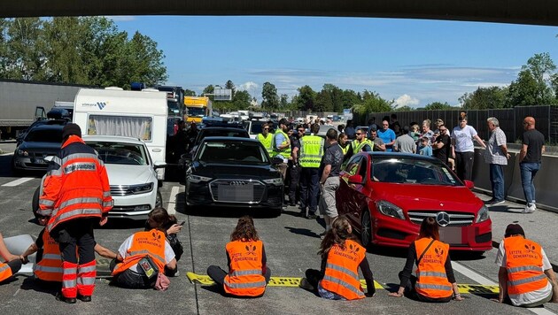 In the middle of the traffic jam, the activists began to stick to the road. (Bild: Markus Tschepp/Krone KREATIV)