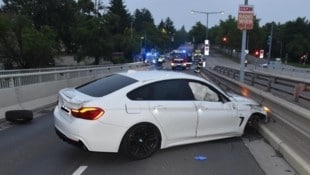 Der 26-jährige Lenker verlor die Kontrolle über den Wagen und überschlug sich in Folge. (Bild: LPD Wien)