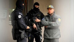 Spezialeinheiten der Polizei und ein Security vor dem Gericht in Bratislava, wo der gefasste Attentäter vorgeführt wurde (Bild: APA/AFP/VLADIMIR SIMICEK)