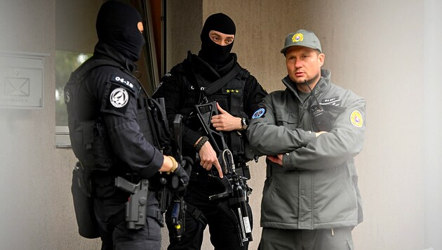 Special police units and a security guard in front of the court in Bratislava where the captured assassin was presented (Bild: APA/AFP/VLADIMIR SIMICEK)