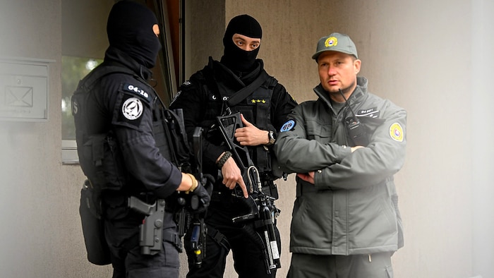 Spezialeinheiten der Polizei und ein Security vor dem Gericht in Bratislava, wo der gefasste ...