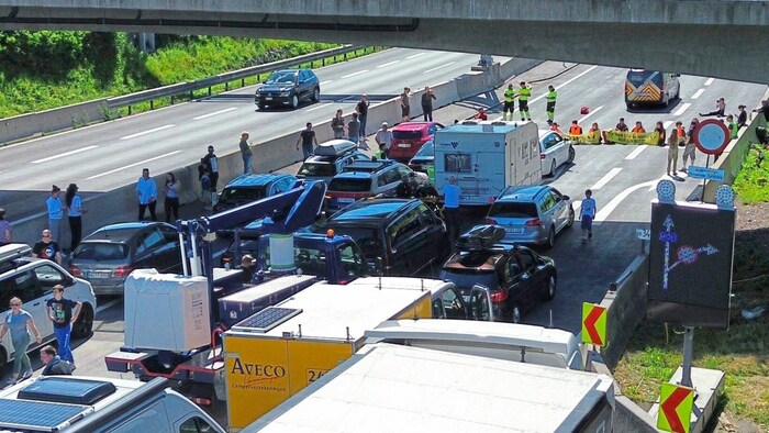 A10 otoyolunun ortasında, iklim aktivistleri kendilerini yola yapıştırdılar ve daha da fazla ...