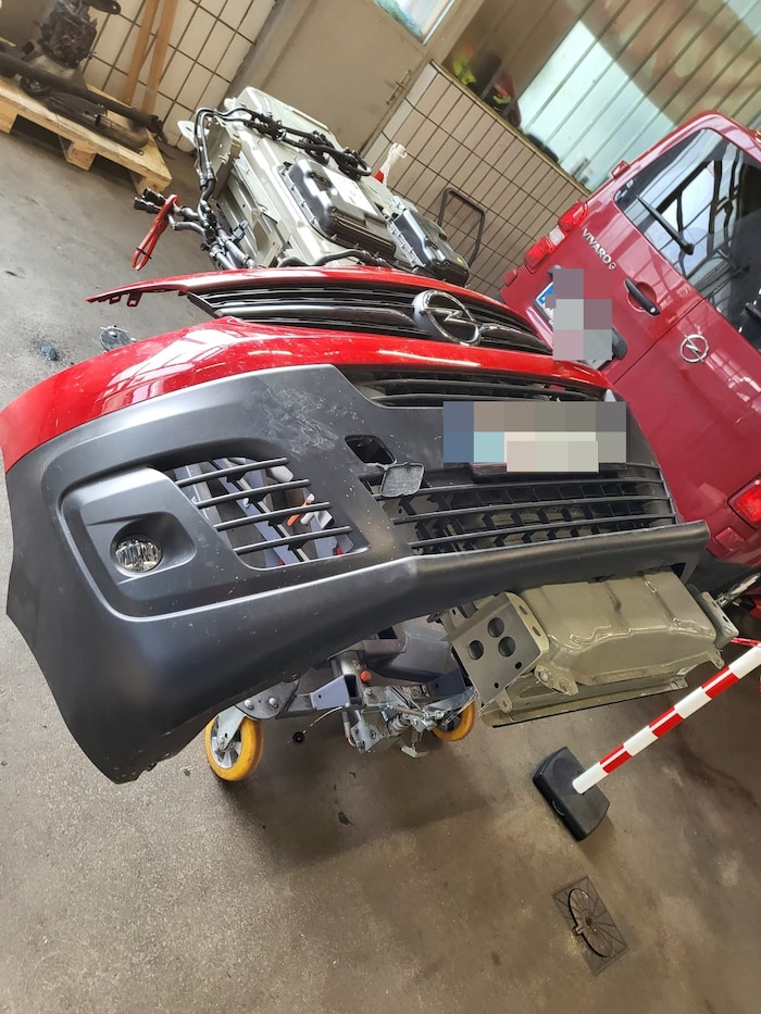 Das Mannschaftsauto steht seit 1,5 Jahren in der Werkstatt.