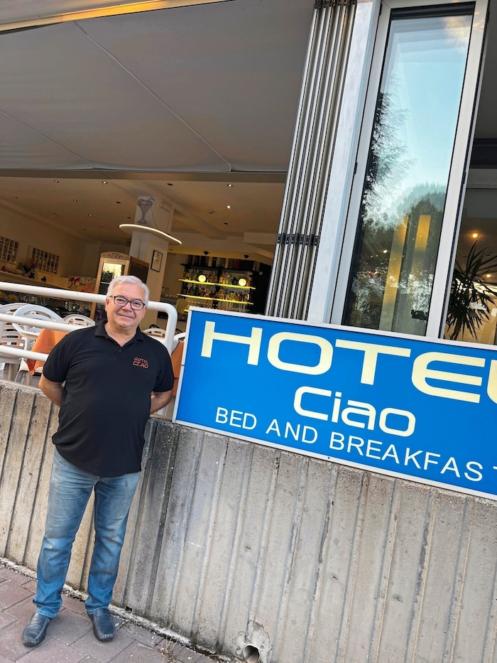 Hotelier Aldo hat seine jungen Gäste im Griff.