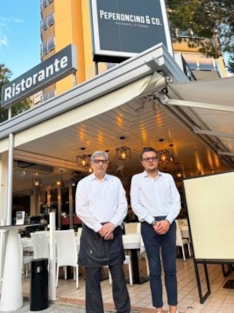 Tiziano étteremtulajdonos (jobbra) ételt szolgál fel a részeg vendégeknek, de alkoholos italokat nem. (Bild: Klaus Loibnegger)