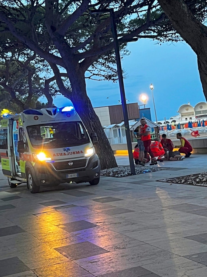 İster gündüz ister gece olsun - acil servisler çoğunlukla "alkollü cesetlerle" uğraşmak zorunda kaldı. İster gündüz ister gece olsun - acil servisler çoğunlukla "alkollü cesetlerle" uğraşmak zorunda kaldı.