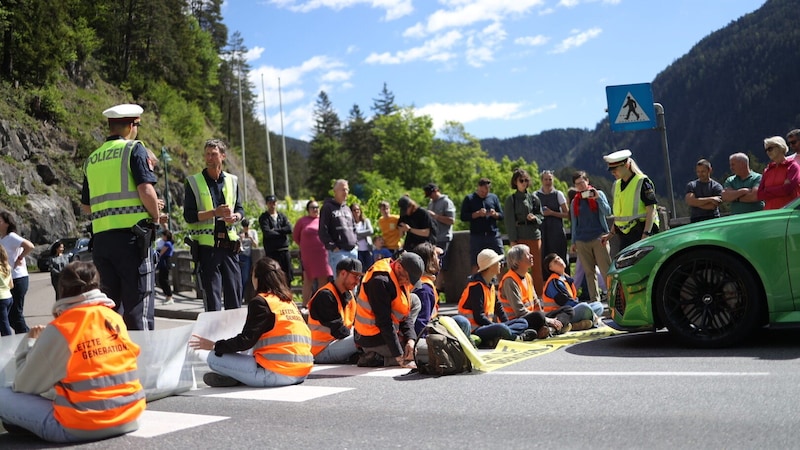 Auch die Polizei war vor Ort. (Bild: Letzte Generation Österreich)