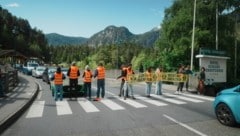 Die Aktivisten blockierten den Fernpass, wodurch die Kolonne in Richtung Süden weiter anwuchs. (Bild: Letzte Generation Österreich)