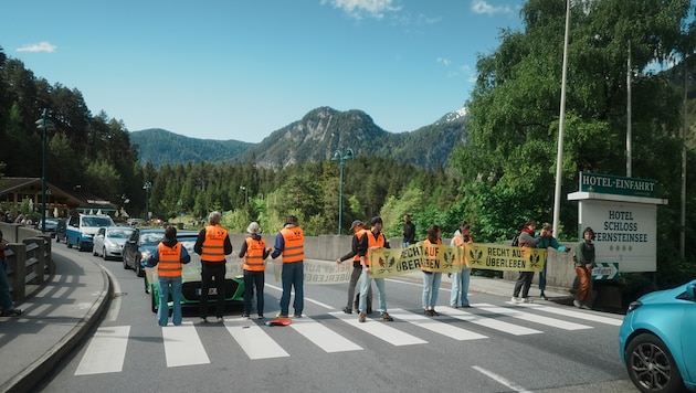 Die Aktivisten blockierten den Fernpass, wodurch die Kolonne in Richtung Süden weiter anwuchs. (Bild: Letzte Generation Österreich)