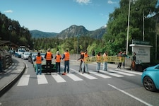 Die Aktivisten blockierten den Fernpass, wodurch die Kolonne in Richtung Süden weiter anwuchs. (Bild: Letzte Generation Österreich)