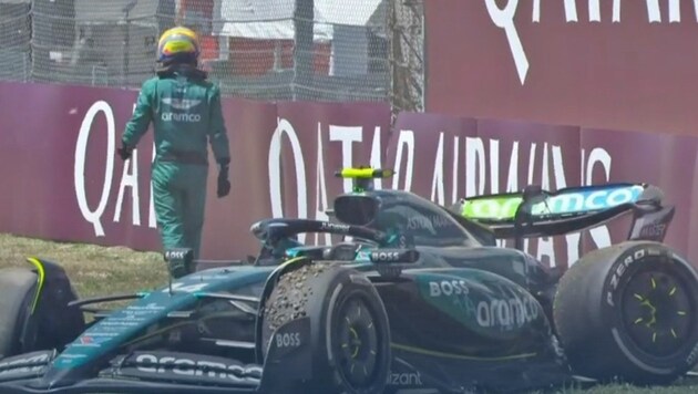 Alonso leaves his ailing car and trudges off. (Bild: Screenshot ServusTV)