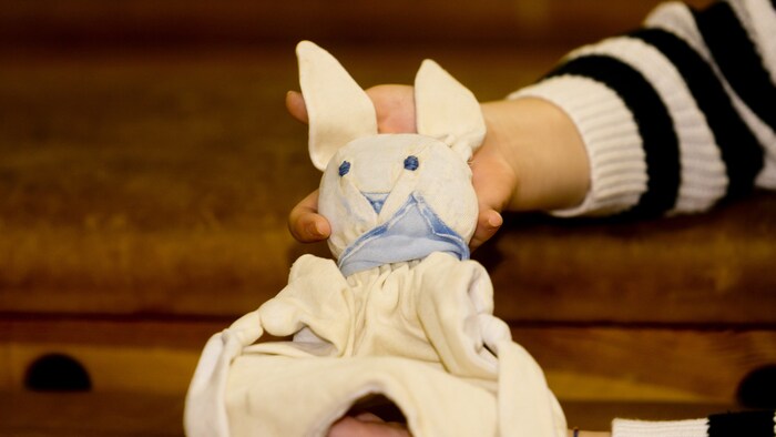 Zwei Stoffhasen, die ein schönes und beruhigendes Gefühl vermitteln, begleiten Mathilda Hagspiel ...