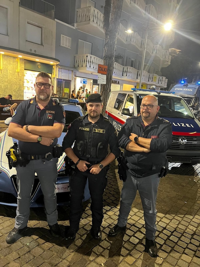 Lignano'daki Whitsun hafta sonunun müdavimlerinden biri de - iş için de olsa (hayranlar sık sık selfie istese de): Villach polis memuru Martin Marco (ortada) İtalyan meslektaşlarıyla birlikte (Bild: Klaus Loibnegger)