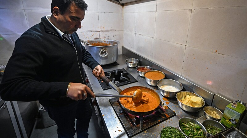 A Mohi Mahal ügyvezető igazgatója, Monish Gujral a Butter Chicken szerzői jogát saját étteremláncának tulajdonítja. (Bild: AFP/Arun SANKAR)