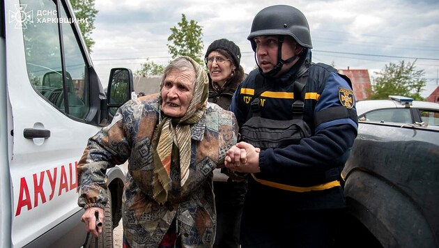 Diese Zivilistinnen mussten vor den Angriffen in der Region Charkiw flüchten. (Bild: APA/AFP/Ukraine Emergency Service/Handout)