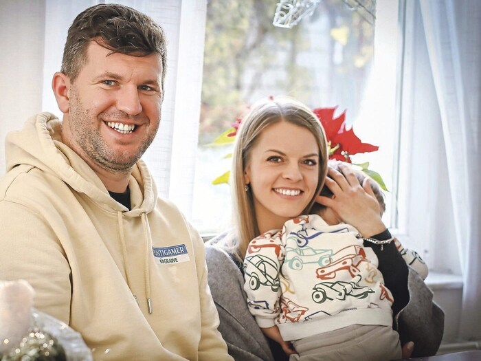 Andreas Schicker mit Herzblatt Melanie und Junior Matteo.