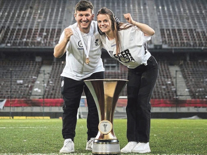 Der Sportchef jubelt mit Gattin Melanie über den Cup-Pokal.