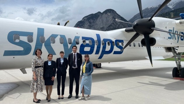 Susanne Neuhauser (Geschäftsführerin Idealtours), skyalps Crewmitglieder und Nicole Kehle (Pressesprecherin Flughafen Innsbruck) (Bild: Idealtours)