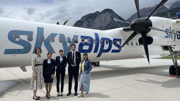 Susanne Neuhauser (Geschäftsführerin Idealtours), skyalps Crewmitglieder und Nicole Kehle (Pressesprecherin Flughafen Innsbruck) (Bild: Idealtours)