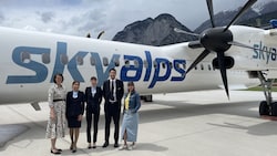 Susanne Neuhauser (Geschäftsführerin Idealtours), skyalps Crewmitglieder und Nicole Kehle (Pressesprecherin Flughafen Innsbruck) (Bild: Idealtours)