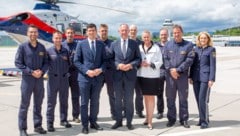 Die siebenköpfige Besatzung, Landesvize Martin Gruber(VP), Innenminister Gerhard Karner und Österreichs Flugpolizei-Chefin Ulrike Hutsteiner freuen sich. (Bild: Büro Martin Gruber)