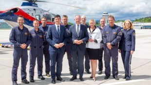 Die siebenköpfige Besatzung, Landesvize Martin Gruber(VP), Innenminister Gerhard Karner und Österreichs Flugpolizei-Chefin Ulrike Hutsteiner freuen sich. (Bild: Büro Martin Gruber)