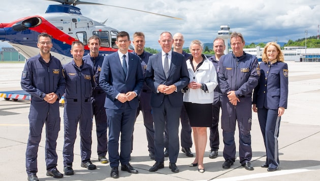 Die siebenköpfige Besatzung, Landesvize Martin Gruber(VP), Innenminister Gerhard Karner und Österreichs Flugpolizei-Chefin Ulrike Hutsteiner freuen sich. (Bild: Büro Martin Gruber)