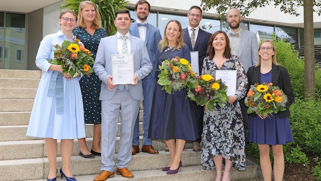 Die neuen Oberärzte im Schwarzacher Klinikum (v.l.): Dr. Sophie Hetzmannseder (FÄ für Orthopädie und Traumatologie), Dr. Isabella Stelzig (FÄ für Innere Medizin), Dr. Alexandru Bengalici (FA für Innere Medizin), Dr. Lukas Lechner, (FA für Innere Medizin), Dr. Margarita Seiwald (FÄ für Psychiatrie und Psychotherapeutische Medizin), Dr. Mario Kößlbacher (FA für Anästhesiologie und Intensivmedizin), Dr. Theresa Steger (FÄ für Radiologie), Dr. Fabian Zach (FA für Neurologie) und Dr. Julia Feige (FÄ für Neurologie). (Bild: Foto Jelinek)