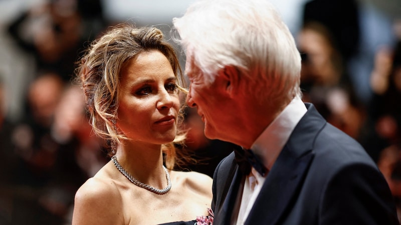 Richard Gere and his wife Alejandra Silva at the Cannes Film Festival - 33 years separate the couple. (Bild: APA/AFP)