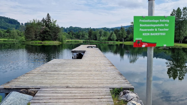 Der Steg am Ressniger Baggersee steht noch. Die Frage ist nur, wie lange noch.