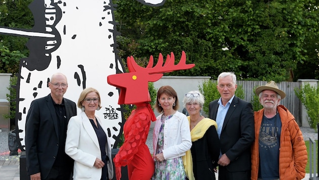 Gruppenbild mit „Platzhirsch“: Harald Knabl, Mikl-Leitner, Bezirkshauptfrau Verena Sonnleitner, Irene Künzel, Martin Lammerhuber von der NÖ Kulturregion, sowie Fritz Gall. (Bild: Dieter Werderitsch)