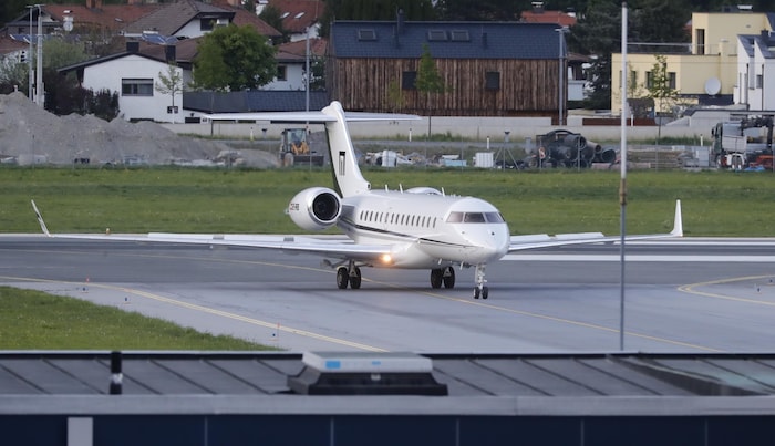 Ein Benko-Jet am Innsbrucker Flughafen: Geparkt wird der Flieger in einem Ex-AUA-Hangar.