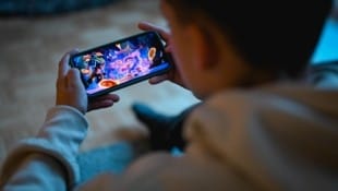 Das Smartphone beschäftigt die Kinderhirne über Gebühr, warnen viele Experten (Bild: Wenzel Markus)